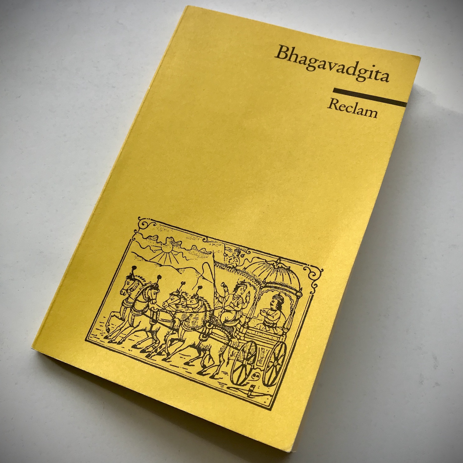 Buch mit gelbem Umschlag und Titel Bhagavadgita