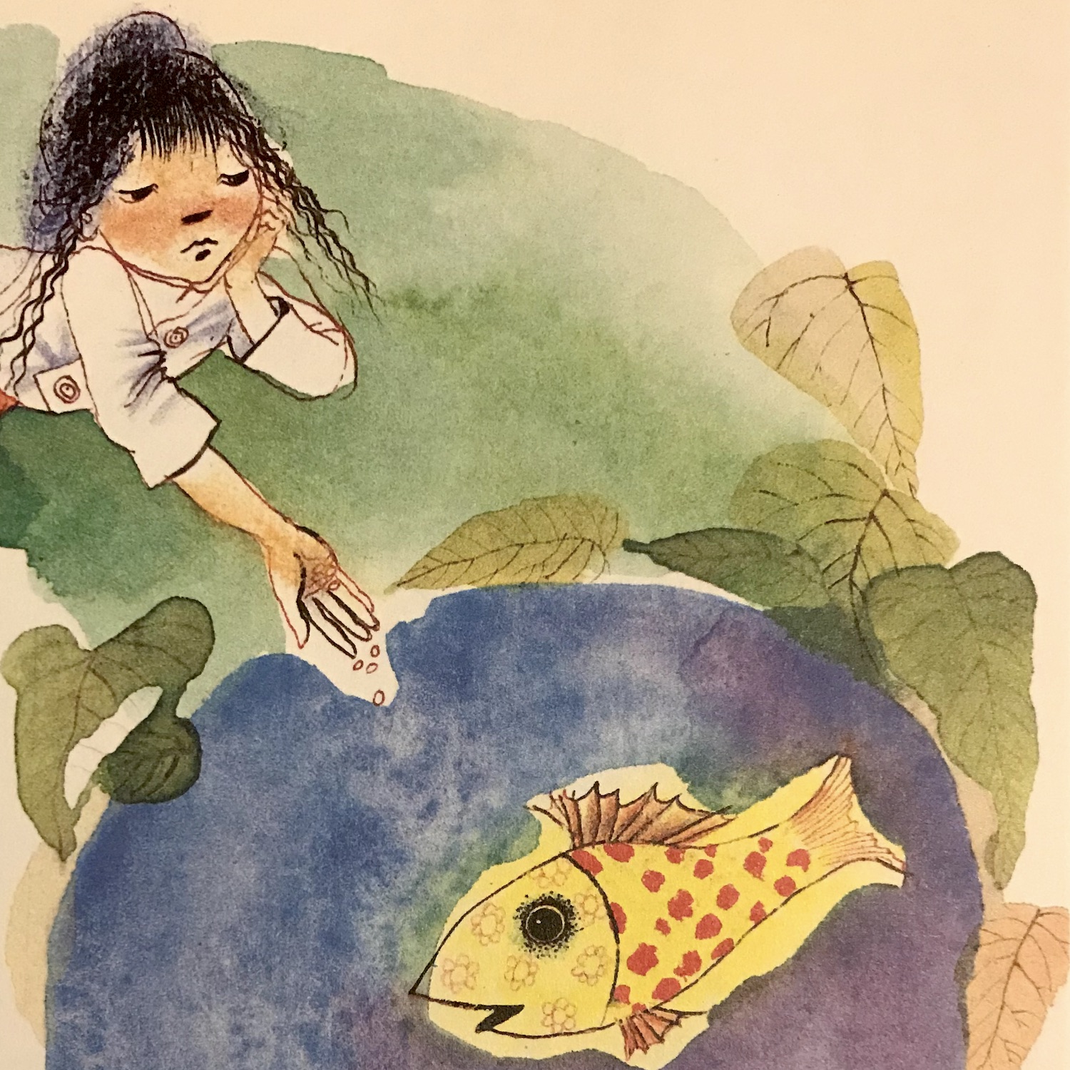 Zeichnung eines Mädchens das einen goldenen Fisch in einem Teich füttert